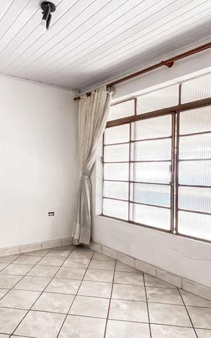 Casa à venda com 200m², 2 quartos e 3 vagas Casa à venda com 200m², 2 quartos e 3 vagasSala
