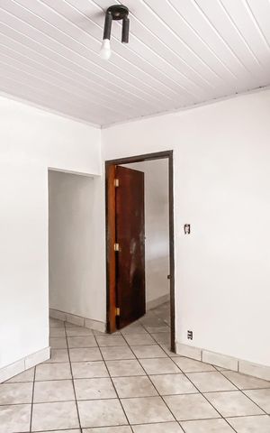 Casa à venda com 200m², 2 quartos e 3 vagas Casa à venda com 200m², 2 quartos e 3 vagasSala