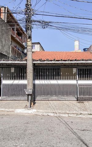 Casa à venda com 200m², 2 quartos e 3 vagas Casa à venda com 200m², 2 quartos e 3 vagasFachada