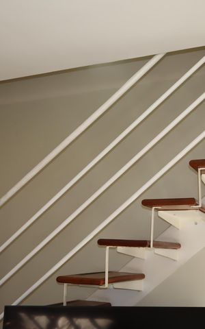 Casa à venda com 94m², 2 quartos e 2 vagasEscada acesso piso superior