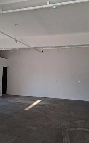 Casa à venda com 650m², 6 quartos e 6 vagas Casa à venda com 650m², 6 quartos e 6 vagasÁrea externa