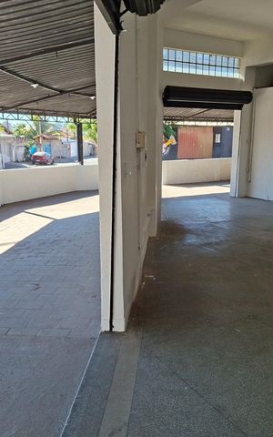 Casa à venda com 650m², 6 quartos e 6 vagas Casa à venda com 650m², 6 quartos e 6 vagasÁrea externa