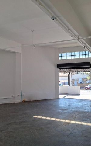 Casa à venda com 650m², 6 quartos e 6 vagas Casa à venda com 650m², 6 quartos e 6 vagasÁrea externa