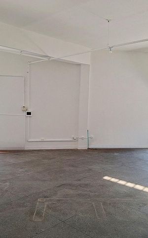 Casa à venda com 650m², 6 quartos e 6 vagas Casa à venda com 650m², 6 quartos e 6 vagasÁrea externa