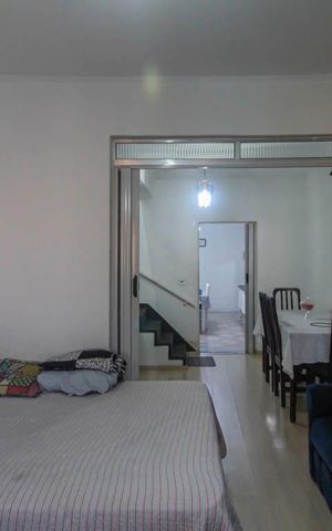 Casa à venda com 237m², 4 quartos e 2 vagas Casa à venda com 237m², 4 quartos e 2 vagasSala