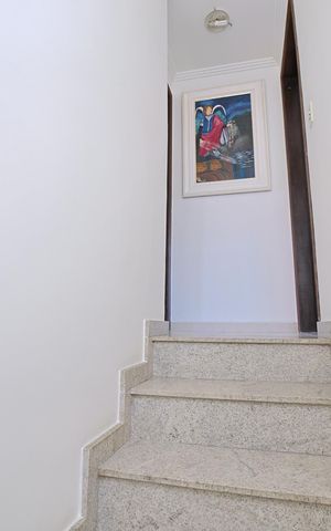 Casa à venda com 140m², 4 quartos e 2 vagasEscada