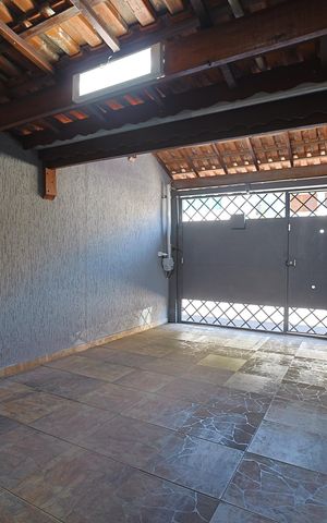 Casa à venda com 140m², 4 quartos e 2 vagasGaragem