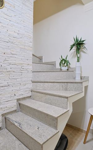 Casa à venda com 140m², 4 quartos e 2 vagasEscada