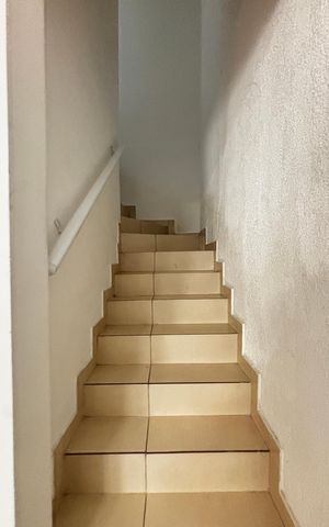 Apartamento para alugar com 100m², 1 quarto e 1 vaga Apartamento para alugar com 100m², 1 quarto e 1 vagaEscada
