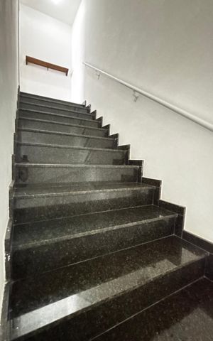 Apartamento à venda com 100m², 2 quartos e 1 vaga Apartamento à venda com 100m², 2 quartos e 1 vagaEscada