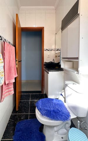 Casa à venda com 185m², 4 quartos e 2 vagas Casa à venda com 185m², 4 quartos e 2 vagasBanheiro Social