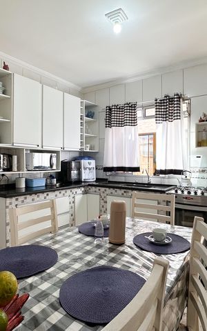 Casa à venda com 185m², 4 quartos e 2 vagas Casa à venda com 185m², 4 quartos e 2 vagasCozinha