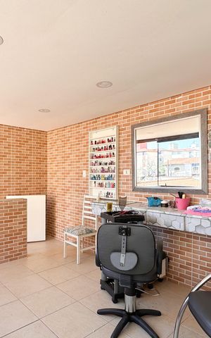 Casa à venda com 185m², 4 quartos e 2 vagas Casa à venda com 185m², 4 quartos e 2 vagasEscritório