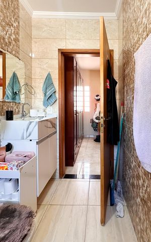 Casa à venda com 185m², 4 quartos e 2 vagas Casa à venda com 185m², 4 quartos e 2 vagasBanheiro da Suíte