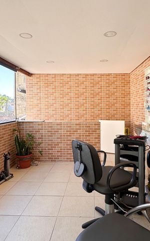 Casa à venda com 185m², 4 quartos e 2 vagas Casa à venda com 185m², 4 quartos e 2 vagasEscritório
