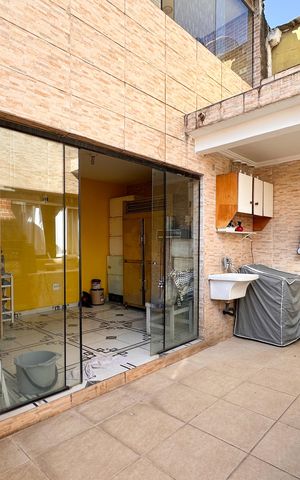 Casa à venda com 185m², 4 quartos e 2 vagas Casa à venda com 185m², 4 quartos e 2 vagasÁrea de Serviço