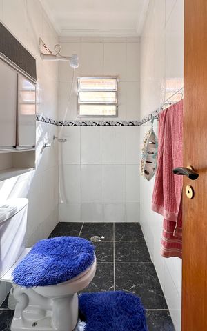 Casa à venda com 185m², 4 quartos e 2 vagas Casa à venda com 185m², 4 quartos e 2 vagasBanheiro Social