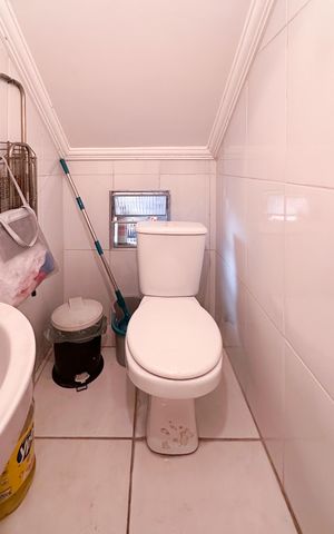 Casa à venda com 185m², 4 quartos e 2 vagas Casa à venda com 185m², 4 quartos e 2 vagasBanheiro de serviço