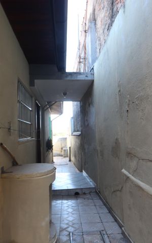Casa à venda com 120m², 2 quartos e 2 vagasCorredor Lateral Esquerdo