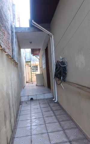 Casa à venda com 120m², 2 quartos e 2 vagasCorredor Lateral Esquerdo