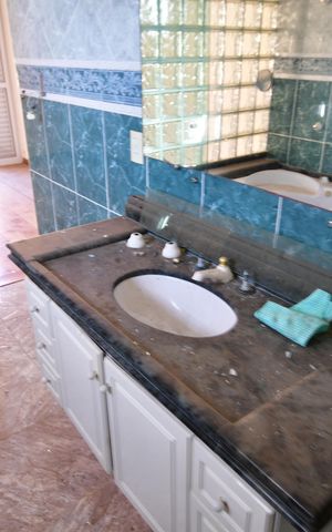 Casa à venda com 300m², 3 quartos e 3 vagasBanheiro Suíte