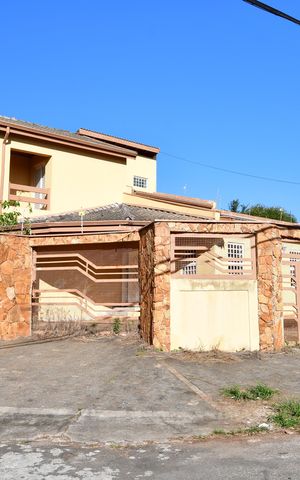 Casa à venda com 300m², 3 quartos e 3 vagasFachada
