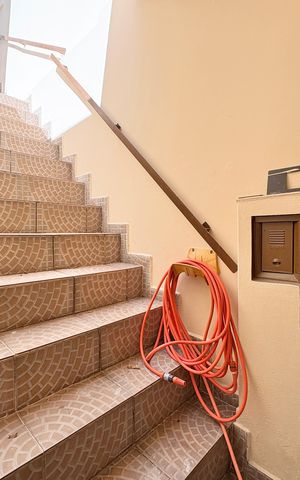 Casa para alugar com 100m², 2 quartos e 2 vagas Casa para alugar com 100m², 2 quartos e 2 vagasEscada de entrada