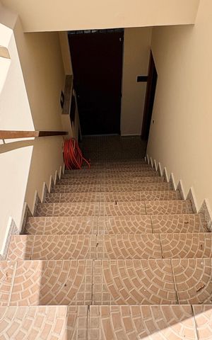 Casa para alugar com 100m², 2 quartos e 2 vagas Casa para alugar com 100m², 2 quartos e 2 vagasEscada de entrada