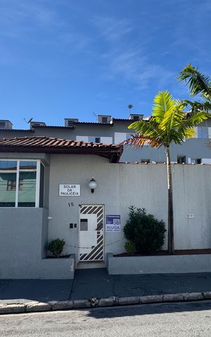Casa de condomínio para alugar com 70m², 2 quartos e 2 vagas Casa de condomínio para alugar com 70m², 2 quartos e 2 vagasFachada