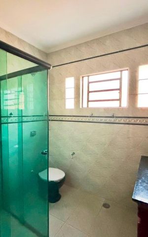 Casa para alugar com 280m², 4 quartos e 3 vagas Casa para alugar com 280m², 4 quartos e 3 vagasBanheiro
