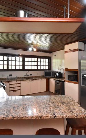 Casa à venda com 500m², 6 quartos e 9 vagas Casa à venda com 500m², 6 quartos e 9 vagasCozinha