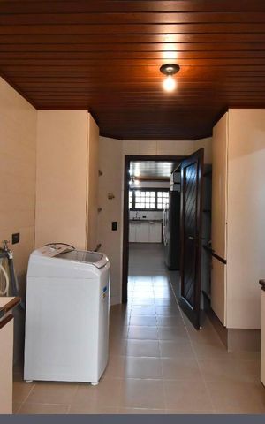 Casa à venda com 500m², 6 quartos e 9 vagas Casa à venda com 500m², 6 quartos e 9 vagasÁrea de serviço