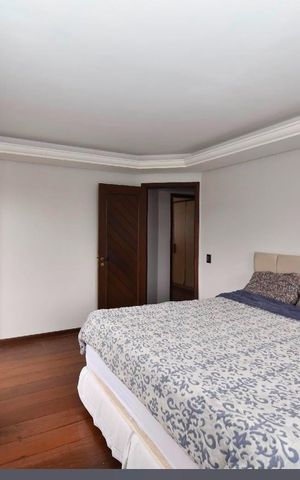 Casa à venda com 500m², 6 quartos e 9 vagas Casa à venda com 500m², 6 quartos e 9 vagasQuarto