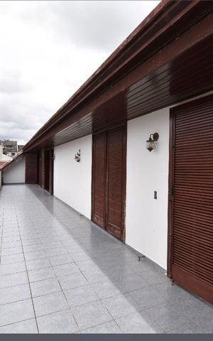 Casa à venda com 500m², 6 quartos e 9 vagas Casa à venda com 500m², 6 quartos e 9 vagasVaranda