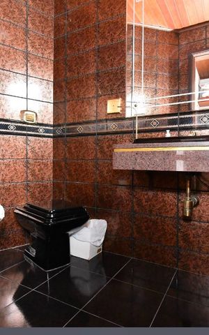 Casa à venda com 500m², 6 quartos e 9 vagas Casa à venda com 500m², 6 quartos e 9 vagasBanheiro