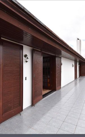 Casa à venda com 500m², 6 quartos e 9 vagas Casa à venda com 500m², 6 quartos e 9 vagasVaranda