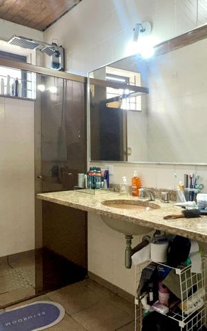 Casa à venda com 255m², 3 quartos e 2 vagas Casa à venda com 255m², 3 quartos e 2 vagasBanheiro