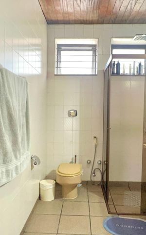 Casa à venda com 255m², 3 quartos e 2 vagas Casa à venda com 255m², 3 quartos e 2 vagasBanheiro