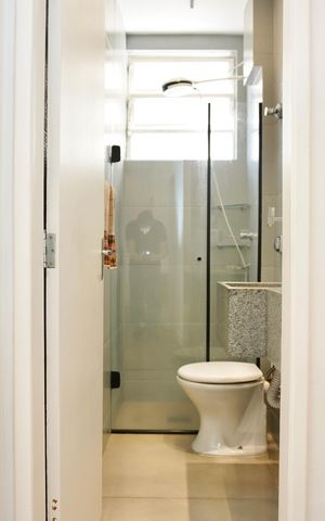 Apartamento à venda com 64m², 2 quartos e 1 vaga Apartamento à venda com 64m², 2 quartos e 1 vagaBanheiro Social