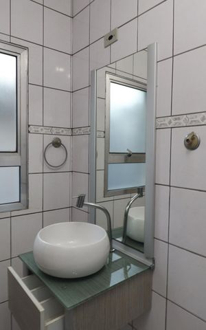 Casa à venda com 225m², 2 quartos e 2 vagasBanheiro da Suíte 2