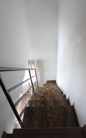 Casa de condomínio à venda com 54m², 2 quartos e 1 vagaescada
