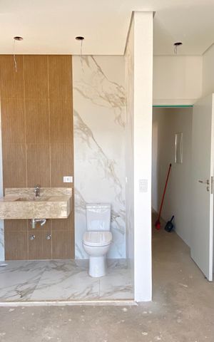 Casa à venda com 220m², 3 quartos e 5 vagasBanheiro da Suíte 2