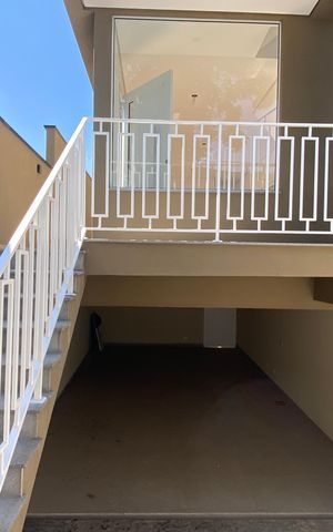 Casa à venda com 220m², 3 quartos e 4 vagasÁrea externa - Garagem