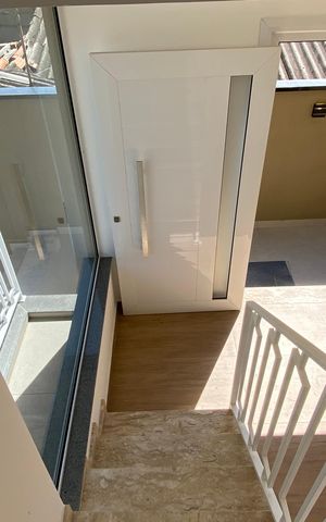 Casa à venda com 220m², 3 quartos e 4 vagasSala - Escada