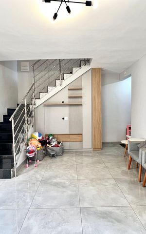 Casa à venda com 180m², 3 quartos e 2 vagas Casa à venda com 180m², 3 quartos e 2 vagasSala