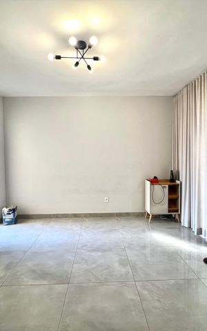 Casa à venda com 180m², 3 quartos e 2 vagas Casa à venda com 180m², 3 quartos e 2 vagasSala