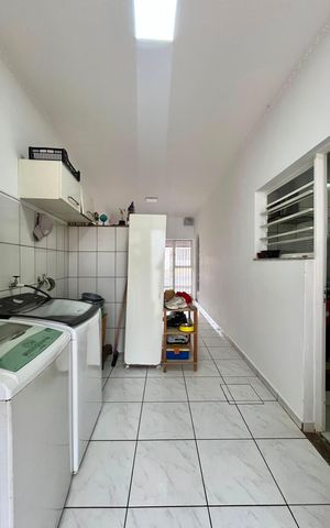 Casa à venda com 300m², 3 quartos e 3 vagas Casa à venda com 300m², 3 quartos e 3 vagasÁrea de Serviço