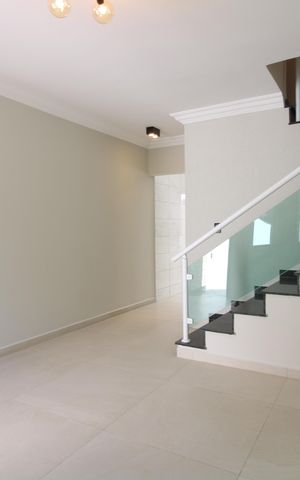 Casa à venda com 73m², 2 quartos e 2 vagasSala