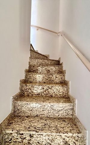 Casa para alugar com 51m², 2 quartos e 1 vaga Casa para alugar com 51m², 2 quartos e 1 vagaEscada