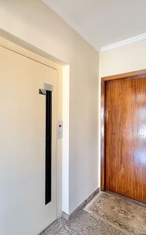 Apartamento à venda com 180m², 3 quartos e 2 vagas Apartamento à venda com 180m², 3 quartos e 2 vagasElevador Social